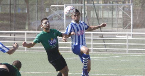 Roberto, lucha un balón en su etapa en el Nervión hace un par de temporadas Roberto, lucha un balón en su etapa en el Nervión hace un par de temporadas