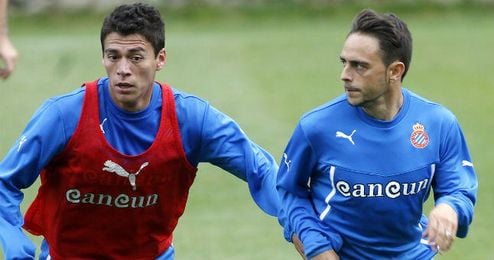 Héctor Moreno (izquierda) pugna con Sergio García en un entrenamiento Héctor Moreno (izquierda) pugna con Sergio García en un entrenamiento