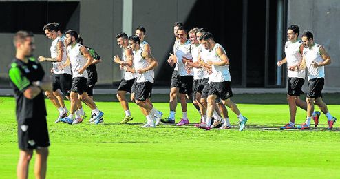 La plantilla heliopolitana no para de piropear a su entrenador, Julio Velázquez; el último, Álvaro Cejudo. La plantilla heliopolitana no para de piropear a su entrenador, Julio Velázquez; el último, Álvaro Cejudo.