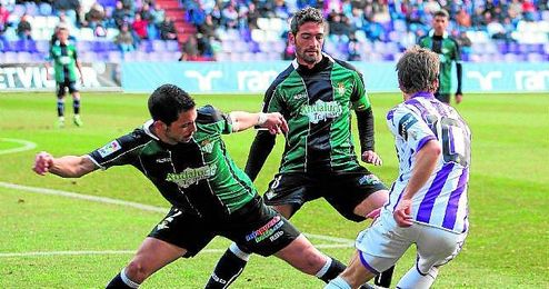 Isidoro y Arzu presionan a Álvaro durante el último choque disputado en Pucela en Segunda, que acabó 1-0. Isidoro y Arzu presionan a Álvaro durante el último choque disputado en Pucela en Segunda, que acabó 1-0.