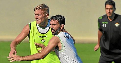 Jordi Figueras compartió el eje de la zaga junto a Perquis. Jordi Figueras compartió el eje de la zaga junto a Perquis.