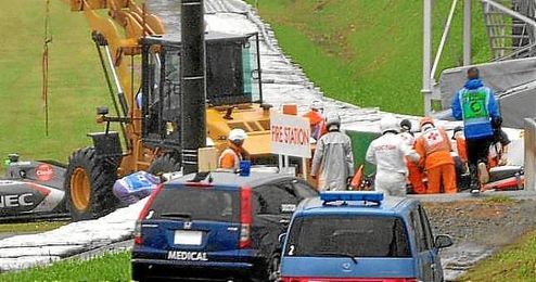 Los servicios medicos auxilian a Bianchi tras el accidente. Los servicios medicos auxilian a Bianchi tras el accidente.