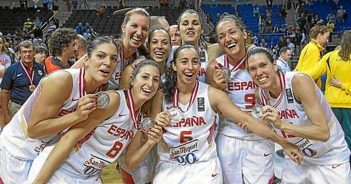 Las jugadoras de la selección española de baloncesto celebran la plata lograda en Turquía. Las jugadoras de la selección española de baloncesto celebran la plata lograda en Turquía.
