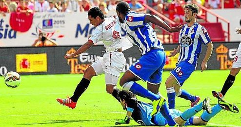 Carlos Bacca dribla a Lux y le bate para hacer el gol 3.500 del Sevilla en Liga. Carlos Bacca dribla a Lux y le bate para hacer el gol 3.500 del Sevilla en Liga.