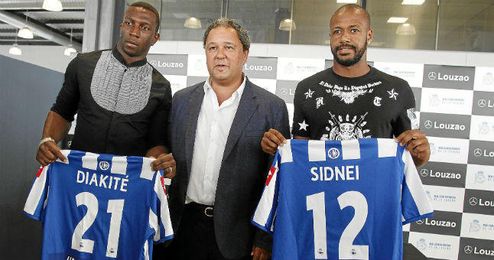 Diakité en su presentación con el Deportivo, junto a Sidney. Diakité en su presentación con el Deportivo, junto a Sidney.