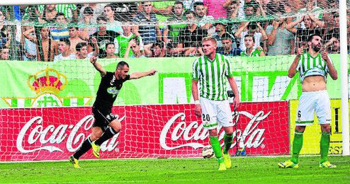 Damien Perquis y Jordi Figueras durante el partido ante el Albacete. Damien Perquis y Jordi Figueras durante el partido ante el Albacete.