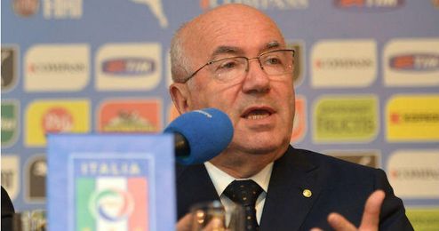 Carlo Tavecchio en rueda de prensa. Carlo Tavecchio en rueda de prensa.
