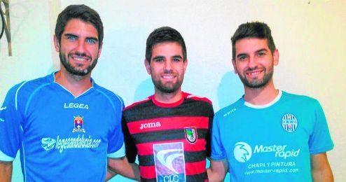 Marcos, Kiki y Edu posaron para ESTADIO vistiendo las camisetas que defienden actualmente; los Padilla Gallardo, una hermandad muy futbolera. Marcos, Kiki y Edu posaron para ESTADIO vistiendo las camisetas que defienden actualmente; los Padilla Gallardo, una hermandad muy futbolera.