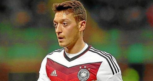 Ozil podría perderse el partido clasificatorio para la Eurocopa de 2016 de este sábado ante Polonia. Ozil podría perderse el partido clasificatorio para la Eurocopa de 2016 de este sábado ante Polonia.