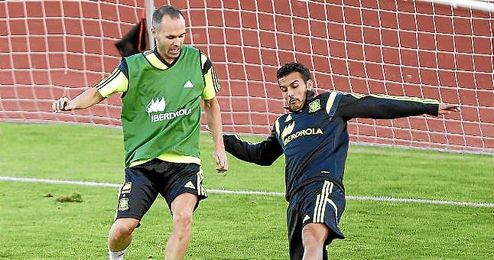 Iniesta entrenando junto a Pedro. Iniesta entrenando junto a Pedro.