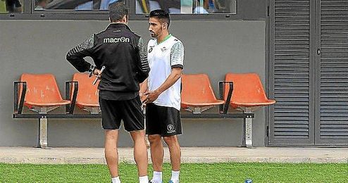 Chuli conversa con Velázquez durente una sesión. Chuli conversa con Velázquez durente una sesión.