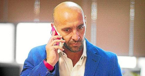 Monchi tiene contrato en vigor con el Sevilla hasta 2017, pero según la prensa catalana podría irse este verano. Monchi tiene contrato en vigor con el Sevilla hasta 2017, pero según la prensa catalana podría irse este verano.