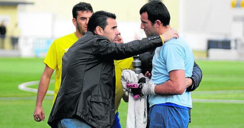 Dioni Arroyo, exentrenador del Tomares, se interesa por su guardameta. Dioni Arroyo, exentrenador del Tomares, se interesa por su guardameta.