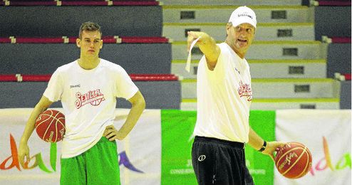 El técnico Scott Roth, durante un entrenamiento con el Baloncesto Sevilla. El técnico Scott Roth, durante un entrenamiento con el Baloncesto Sevilla.