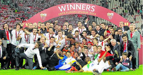 La expedición sevillista en Turín celebra la Europa League La expedición sevillista en Turín celebra la Europa League