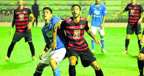 El lateral izquierdo rojinegro Salvi pugna con el medio isleño Chapi, en un lance del encuentro jugado ayer. El lateral izquierdo rojinegro Salvi pugna con el medio isleño Chapi, en un lance del encuentro jugado ayer.