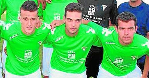 Jairo Caballero (centro), flanqueado por los exsevillistas Salvi y Espinar. Jairo Caballero (centro), flanqueado por los exsevillistas Salvi y Espinar.