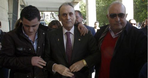 Ruiz de Lopera saliendo de los Juzgados de Sevilla. Ruiz de Lopera saliendo de los Juzgados de Sevilla.