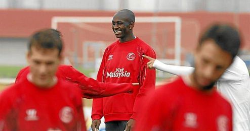 M´Bia, sonriente en el entrenamiento de esta mañana. M´Bia, sonriente en el entrenamiento de esta mañana.