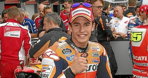Marc Márquez posa sonriente tras lograr la ´pole´ en Australia. Marc Márquez posa sonriente tras lograr la ´pole´ en Australia.