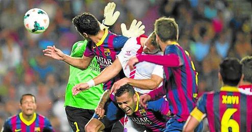 Este gol anulado a Cala por una, aparentemente inexistente, falta a Alves le costó al Sevilla su única derrota. Este gol anulado a Cala por una, aparentemente inexistente, falta a Alves le costó al Sevilla su única derrota.