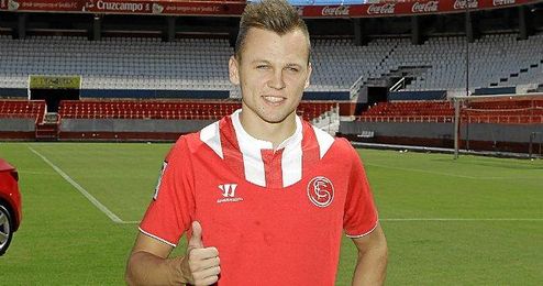 Cheryshev el día de su presentación como sevillista. Cheryshev el día de su presentación como sevillista.
