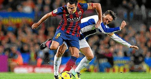 Los dos capitanes pugnan por un balón en un derbi pasado Los dos capitanes pugnan por un balón en un derbi pasado