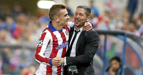 Griezmann abraza a Simeone tras marcar un gol ante el Malmoe. Griezmann abraza a Simeone tras marcar un gol ante el Malmoe.