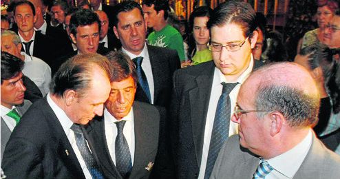Sobre estas líneas, Manuel Ruiz de Lopera, acompañado por Paco Chaparro, por aquél entonces entrenador del primer equipo, Castaño y Larriba. Sobre estas líneas, Manuel Ruiz de Lopera, acompañado por Paco Chaparro, por aquél entonces entrenador del primer equipo, Castaño y Larriba.