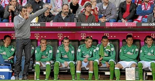 Robin Dutt, en el banquillo del Werder Bremen. Robin Dutt, en el banquillo del Werder Bremen.