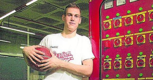 Nikola Radicevic está siendo el base más ´enchufado´ del renovado C.B. Sevilla, tomando galones en la pista. Nikola Radicevic está siendo el base más ´enchufado´ del renovado C.B. Sevilla, tomando galones en la pista.