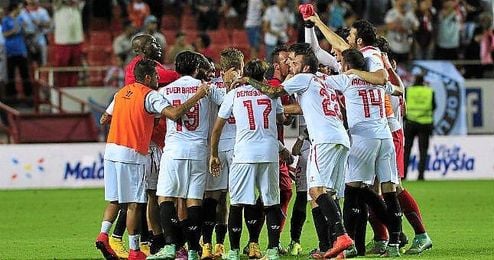 Los sevillistas celebran la victoria conseguida en el tiempo de descuento. Los sevillistas celebran la victoria conseguida en el tiempo de descuento.