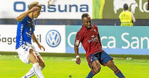 Cedrick ante el Tenerife. Cedrick ante el Tenerife.