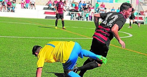 Lance del Gerena-Conil en el que el mediocentro rojinegro Dela trata de zafarse de la presión de un rival. Lance del Gerena-Conil en el que el mediocentro rojinegro Dela trata de zafarse de la presión de un rival.