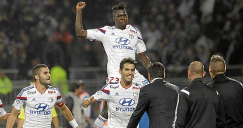 Gourcuff celebra el gol con sus compañeros Gourcuff celebra el gol con sus compañeros