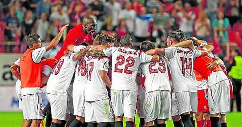 Los jugadores sevillistas hicieron una piña como conjura tras el duelo ante el Villarreal. Los jugadores sevillistas hicieron una piña como conjura tras el duelo ante el Villarreal.