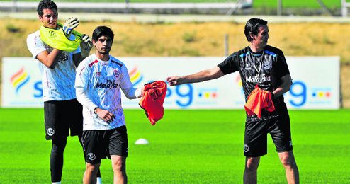Emery le da un peto a Banega en la sesión de ayer, en la que trabajaron con el balón de la Copa como novedad. Emery le da un peto a Banega en la sesión de ayer, en la que trabajaron con el balón de la Copa como novedad.