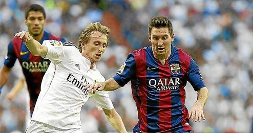 Modric en una lance con Messi en el clásico Modric en una lance con Messi en el clásico