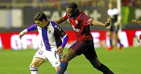 Loé pugna por un balón. Loé pugna por un balón.