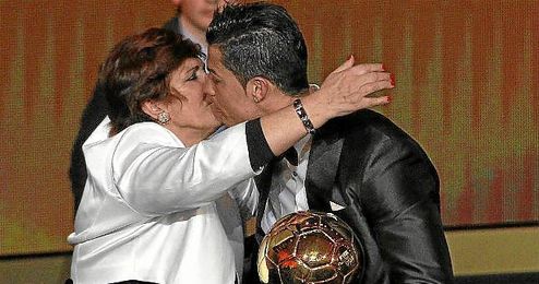 Ronaldo recibe el abrazo de su madre tras conseguir el Balón de Oro del pasado año. Ronaldo recibe el abrazo de su madre tras conseguir el Balón de Oro del pasado año.
