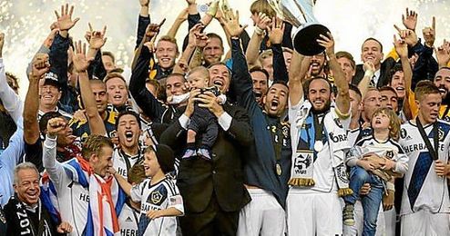 El equipo del Galaxy levantando la Copa MLS de 2012 El equipo del Galaxy levantando la Copa MLS de 2012