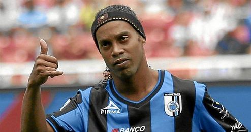 Ronaldinho en un partido con el Querétaro. Ronaldinho en un partido con el Querétaro.