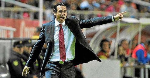 Emery dando órdenes desde la banda. Emery dando órdenes desde la banda.