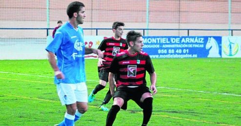 Javi Medina, en segundo término, sigue con atención un lance del San Fernando-Gerena Javi Medina, en segundo término, sigue con atención un lance del San Fernando-Gerena