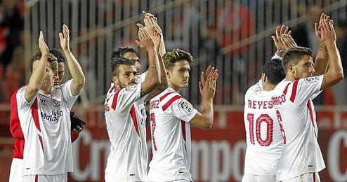 Los sevillistas celebran la victoria ante el Granada. Los sevillistas celebran la victoria ante el Granada.
