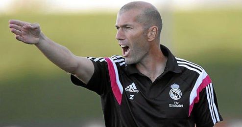 Zidane dirigiendo al Castilla en un partido Zidane dirigiendo al Castilla en un partido
