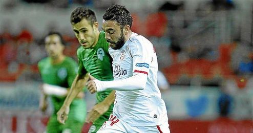 Iago Aspas controla un balón durante el lance copero frente al Sabadell en el Pizjuán. Iago Aspas controla un balón durante el lance copero frente al Sabadell en el Pizjuán.