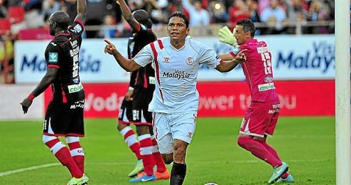 Bacca celebra uno de los dos goles ante el Granada. Bacca celebra uno de los dos goles ante el Granada.
