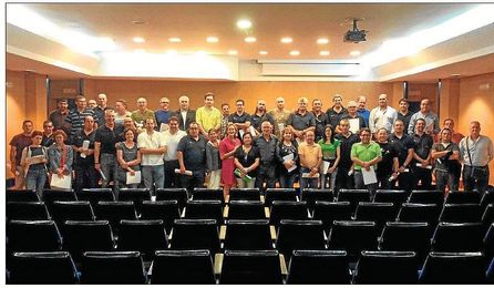 Trabajadores del IMD. junto a la delegada de Deportes, Sánchez Estrella, en el centro de la imagen. Trabajadores del IMD. junto a la delegada de Deportes, Sánchez Estrella, en el centro de la imagen.