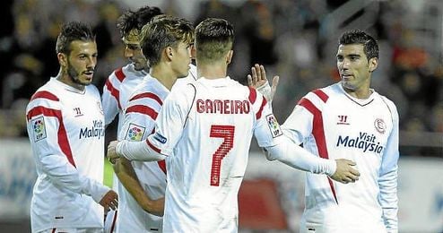 Los jugadores sevillistas celebran el gol de Gameiro. Los jugadores sevillistas celebran el gol de Gameiro.
